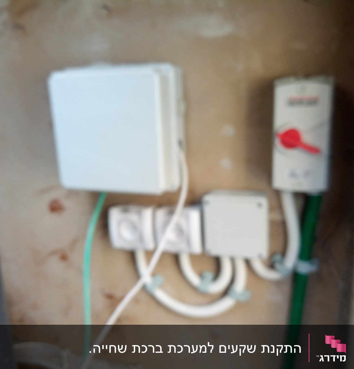 לוח חשמל עם כבלים ומתג אדום